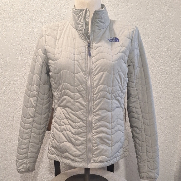 The North Face Women's Light Gray Quilted Lightweight Puffer Jacket - Picture 1 of 10